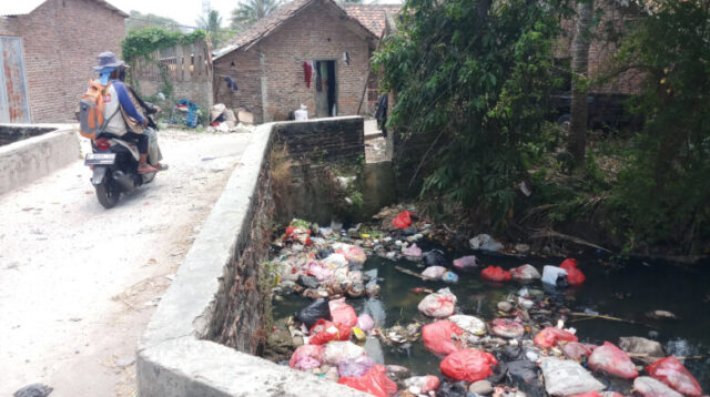 Doni Serang Sampah Numpuk di Kali Kampung Cibelut Kramatwatu Kabupaten Serang 1