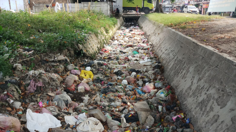 Doni Serang Selokan Dipenuhi Sampah di Jalan Raya Cikepuh Kota Serang 1