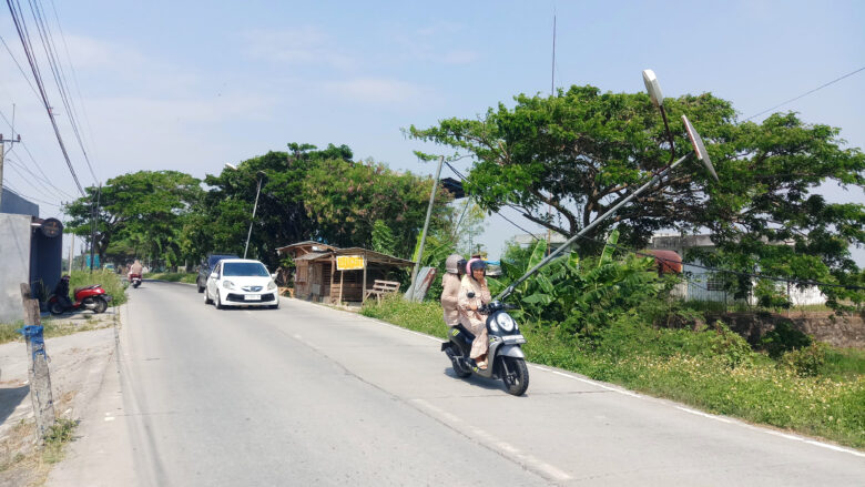 Doni Serang Tiang Listrik Miring 1