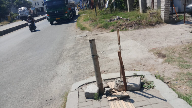 Doni Serang Trotoar Jalan Raya Serang Cilegon Rusak 1