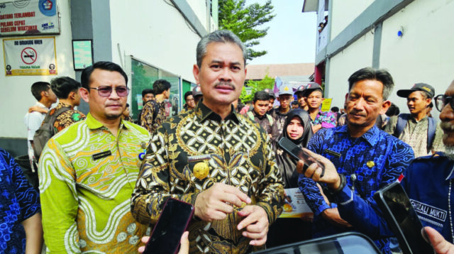 Pjs. Wali Kota Tangsel Tabrani menghadiri acara job fair di SMKN 1 Kota Tangsel, Rabu (2/10/2024).