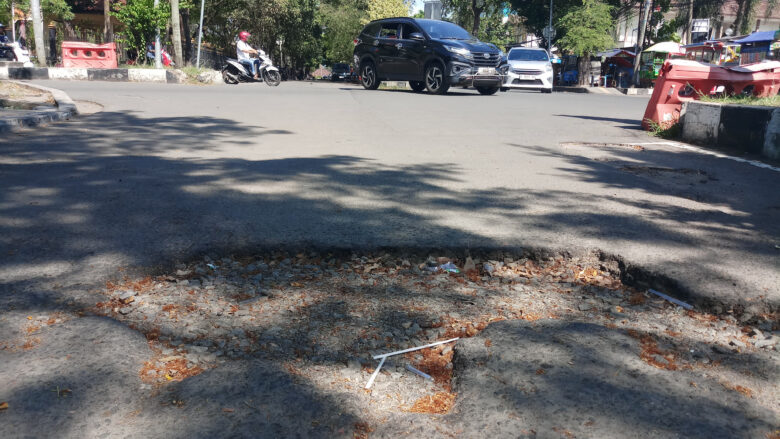 Doni Serang Jalan Berlubang di Alun alun Barat Kota Serang 1