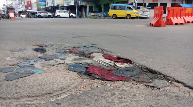 Doni Serang Jalan Berlubang di Kota Serang Ditambal Pakaian Bekas 1