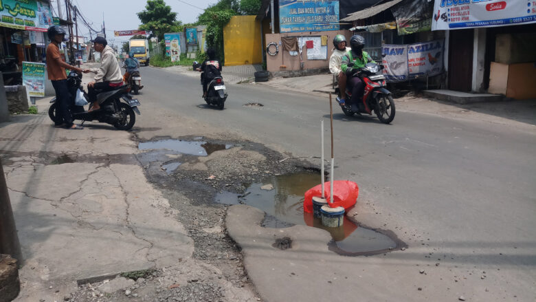 Doni Serang Jalan Berlubang di Sayabulu Kota Serang Dipasang Tiang dan Plastik 1