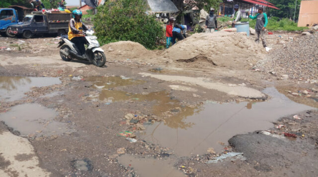 Doni Serang Jalan Kawasan Pasar Kepandean Rusak 1