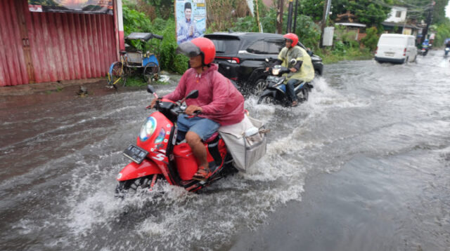 Doni Serang Jalan Kelapa Dua Kota Serang Banjir Usai Hujan 1