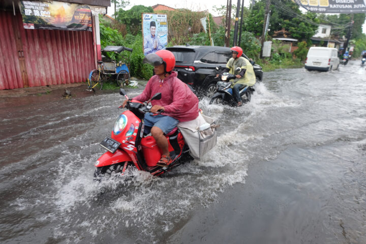 Doni Serang Jalan Kelapa Dua Kota Serang Banjir Usai Hujan 1