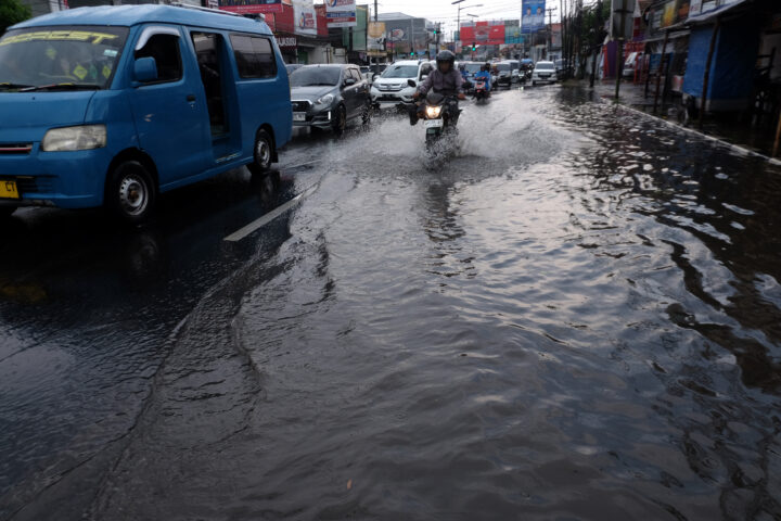 Doni Serang Jalan Raya Serang Cilegon Banjir 1