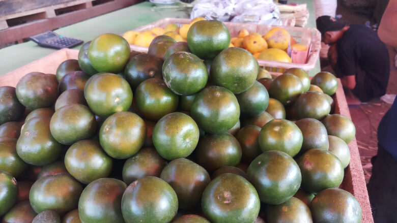 Doni Serang Jeruk Peras di Pasar Rau Langka 1