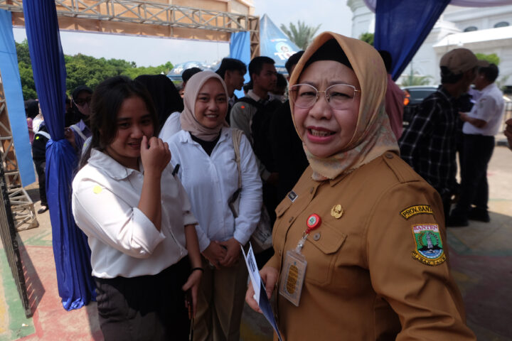 Doni Serang Plh Sekda Banten Virgojanti Sapa Pencari Kerja Saat Antre Masuk Job Fair 1