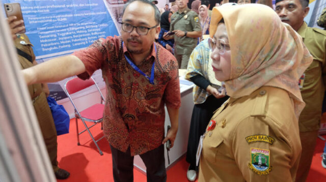 Doni Serang Plh Sekda Banten Virgojanti Tinjau Stand Job Fair Banten 2024 1