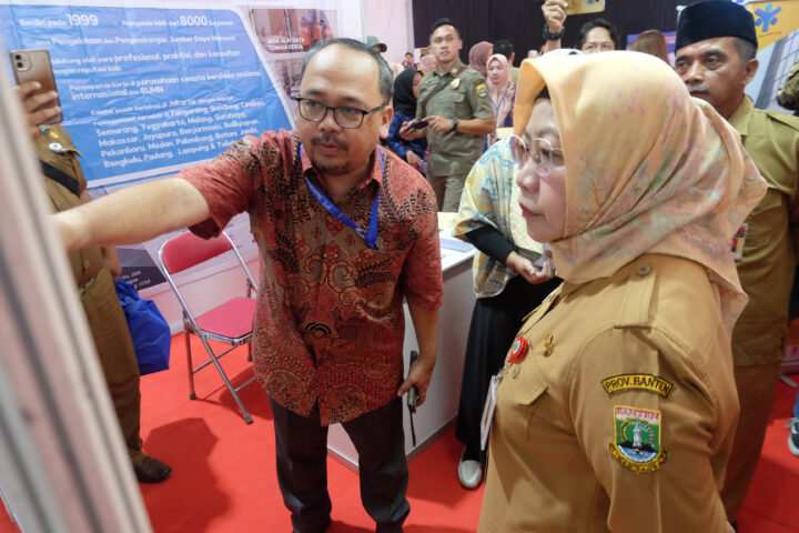 Doni Serang Plh Sekda Banten Virgojanti Tinjau Stand Job Fair Banten 2024 1