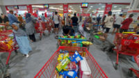 Doni Serang Ramainya Pembeli di Grosir Lotte Mart Serang 1