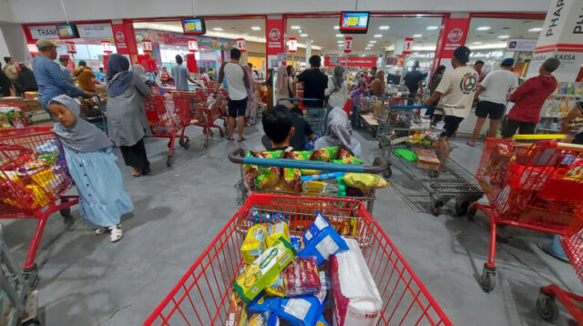 Doni Serang Ramainya Pembeli di Grosir Lotte Mart Serang 1