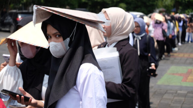 Doni Serang Ratusan Pencari Kerja Dijemur Saat Antre Masuk Tenda Job Fair 1