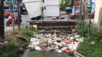 Doni Serang Sampah Sumbat Irigasi di Jalan Banten Lama 1