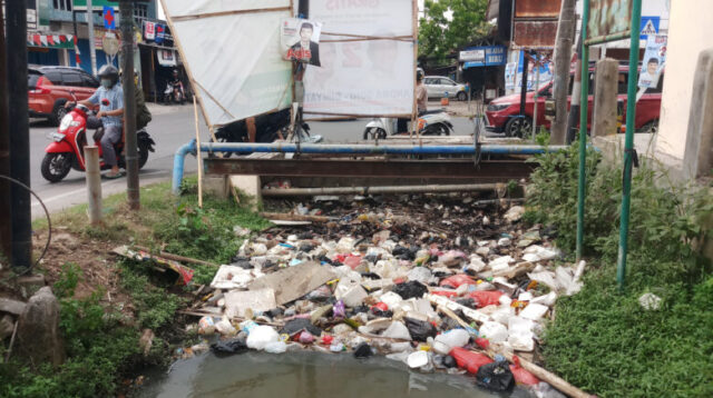 Doni Serang Sampah Sumbat Irigasi di Jalan Banten Lama 1