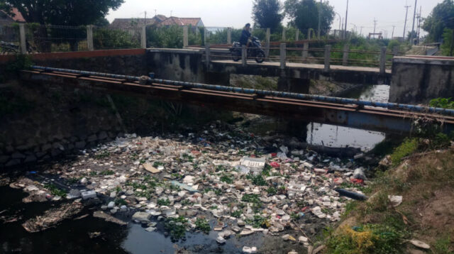 Doni Serang Sampah Sumbat Kali di Jalan Warung Jaud Kota Serang 1