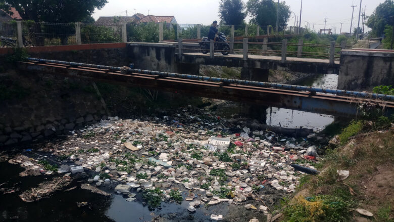 Doni Serang Sampah Sumbat Kali di Jalan Warung Jaud Kota Serang 1