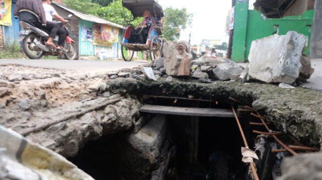 Doni Serang Tutup Drainase Amblas Bahayakan Pengguna Jalan Kelapa Dua Kota Serang 1