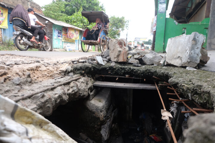 Doni Serang Tutup Drainase Amblas Bahayakan Pengguna Jalan Kelapa Dua Kota Serang 1