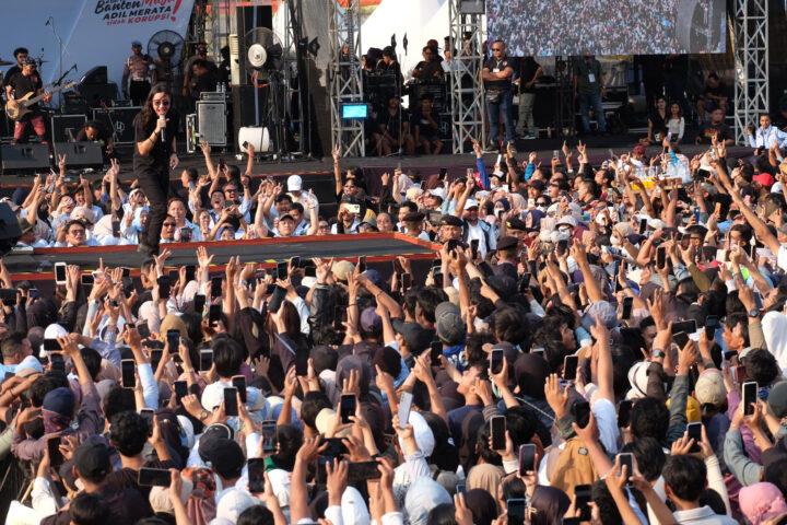 Doni Serang Dewa 19 Gebrak Kota Serang Saat Konser Banten Maju 11