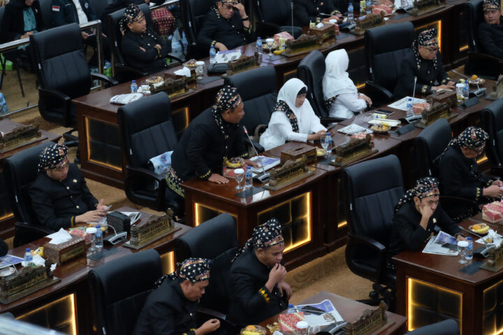 Doni Serang Interupsi Saat Rapat Paripurna HUT Provinsi Banten ke 24 11