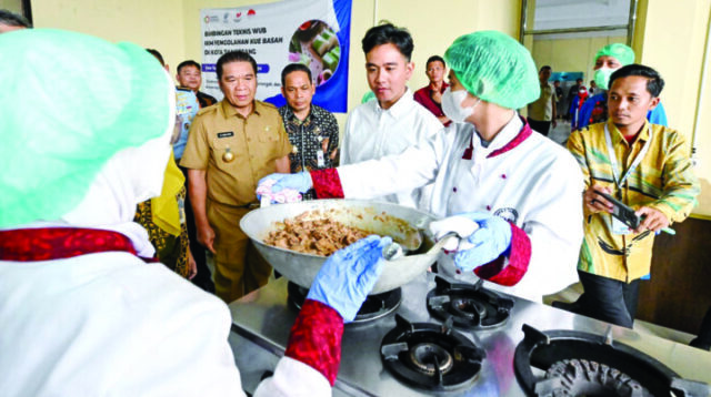 Gibran Tinjau Makan Gratis di SMKN 3 Tangerang