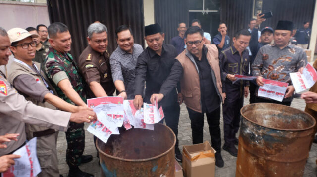 Doni Serang 309 Surat Suara Pilgub Banten dan Pilkada Kota Serang Dibakar 1