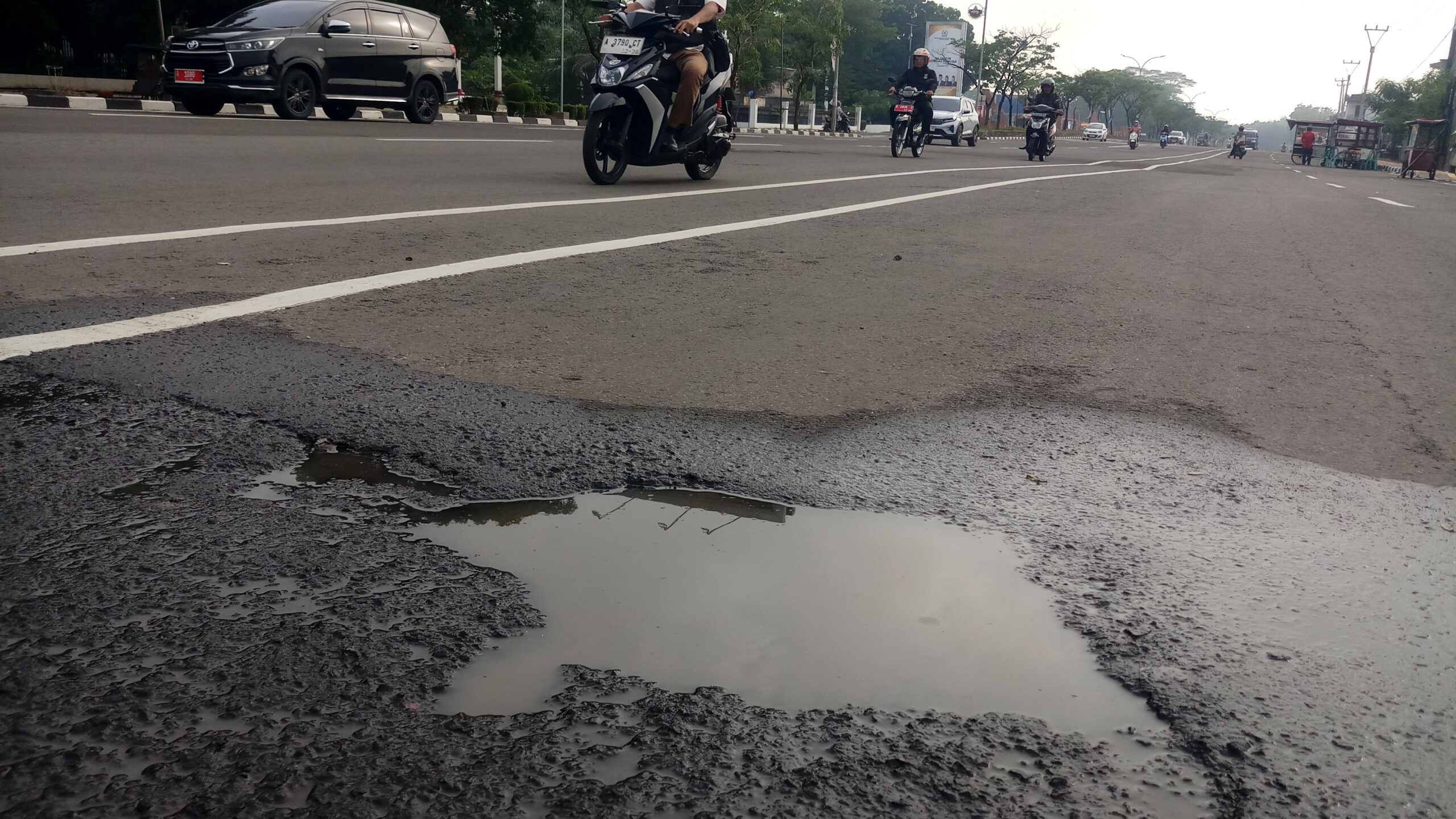 Doni Serang Aspal Mengelupas di Jalan Syech Nawawi Albantani Kota Serang 1 scaled