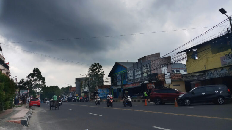 Doni Serang Awan Hitam Sebelum Hujan di Jalan Abdul Fatah Hasan Kota Serang 1