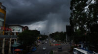 Doni Serang Awan Hitam di Langit Kota Serang 1