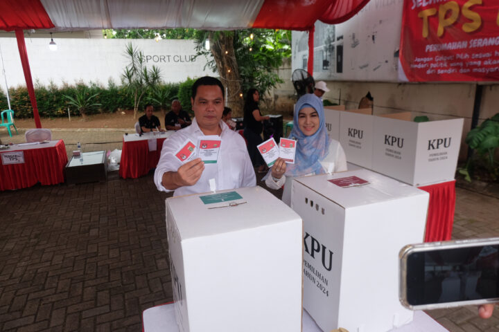 Doni Serang Budi Rustandi Nyoblos di TPS 13 Serang City 1