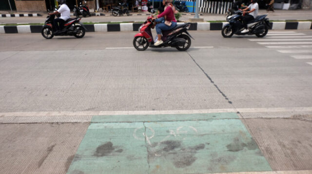 Doni Serang Cat Tanda Jalur Sepeda Mulai Pudar 1