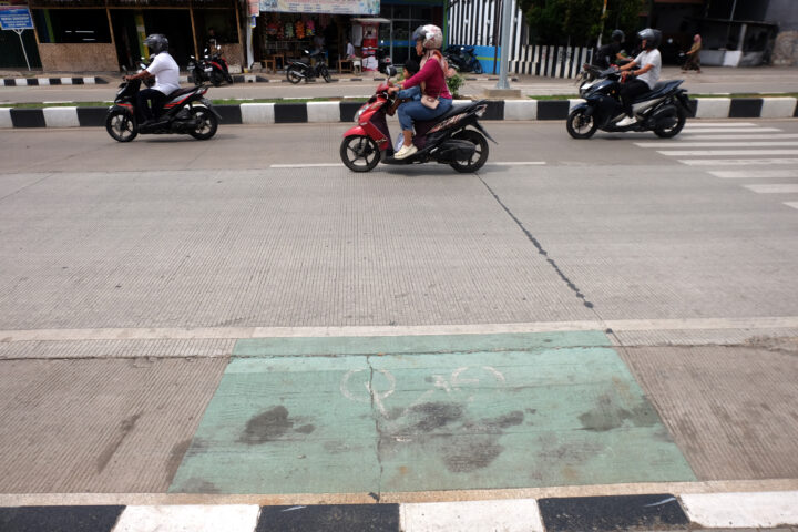 Doni Serang Cat Tanda Jalur Sepeda Mulai Pudar 1