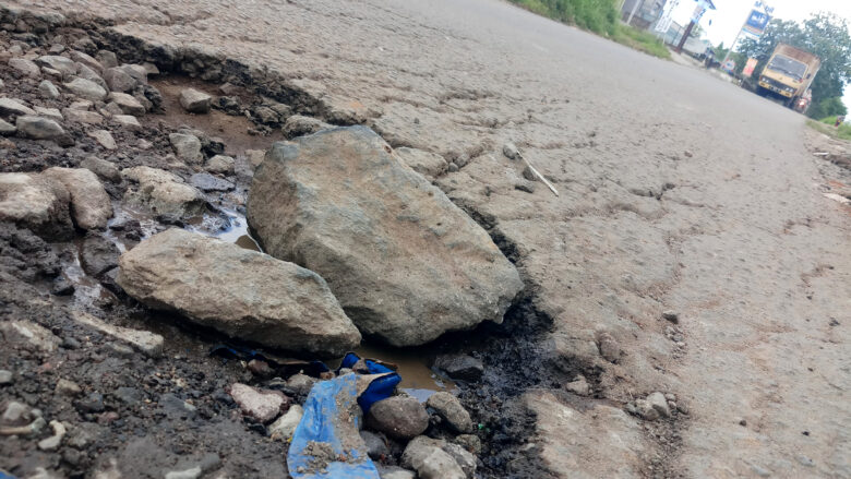 Doni Serang Jalan Berlubang di Empat Lima Kota Serang Ditambal Batu 1