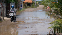 Doni Serang Jalan Karang Mulya Kasemen Tergenang dan Rusak 1