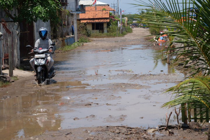 Doni Serang Jalan Karang Mulya Kasemen Tergenang dan Rusak 1