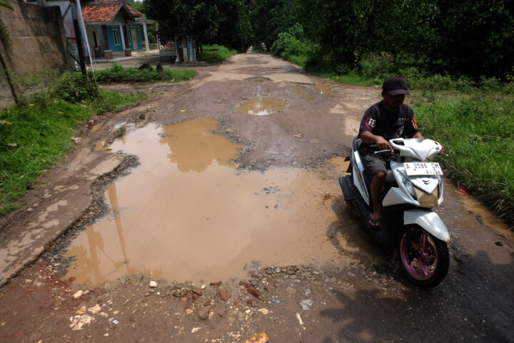 Doni Serang Jalan Pancuran Taktakan Kota Serang Rusak 1