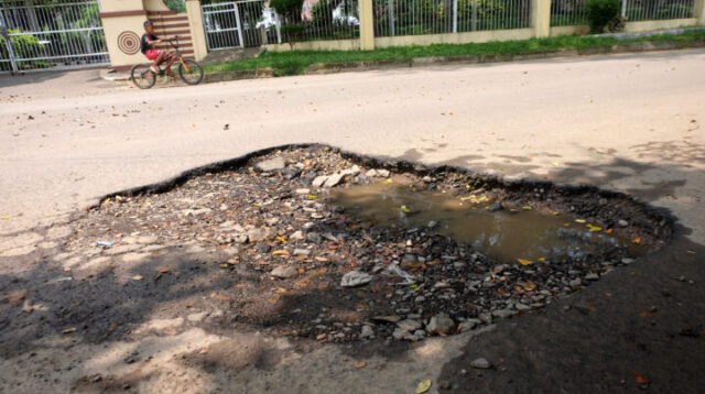 Doni Serang Jalan Rusak Depan Gerbang Keluar Puspemkot Serang 1