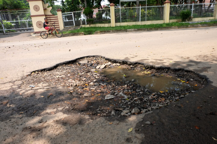 Doni Serang Jalan Rusak Depan Gerbang Keluar Puspemkot Serang 1