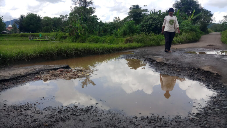 Doni Serang Jalan Rusak di Gedeg Kuranji 1