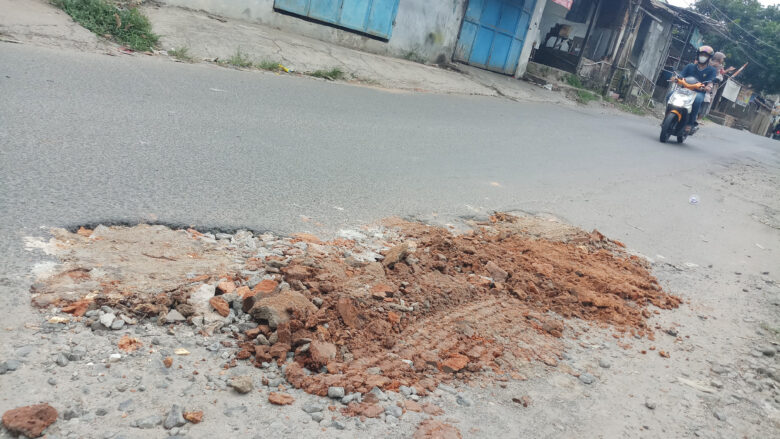 Doni Serang Lubang Jalan di Taktakan Kota Serang Ditambal Tanah Merah dan Puing 1