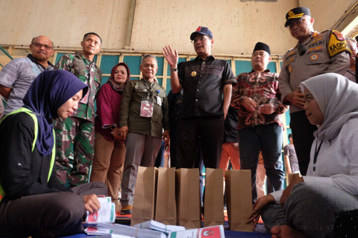 Doni Serang Nanang Saefudin Tinjau Gudang Logistik KPU Kota Serang 1