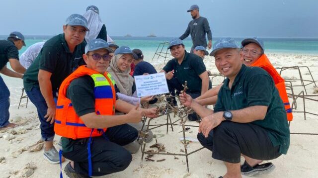 PT Pelindo Persero Regional 2 Banten saat kegiatan transplantasi terumbu karang di Pulau Badul. Dokumentasi LAZ Harfa