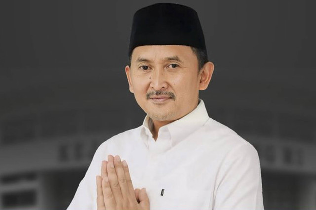 Ade Sumardi dan Fitron Diberhentikan Besok