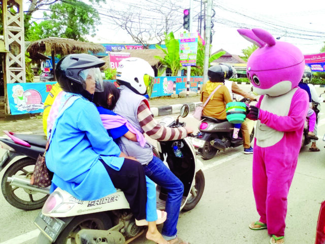 Sering Dihina, Pendapatan Pas-Pasan Sewa Kostum Setiap Hari