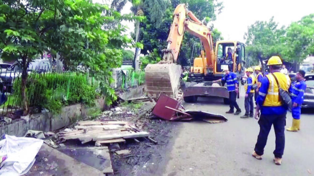 Tutupi Selokan, PKL di Pasar Lembang Ditertibkan