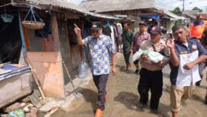 Doni Pemkot Serang Bagi 600 Kilogram Beras CBP Untuk Warga Terdampak Banjir Rob Karang Mulya 1