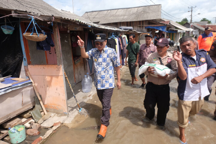 Doni Pemkot Serang Bagi 600 Kilogram Beras CBP Untuk Warga Terdampak Banjir Rob Karang Mulya 1